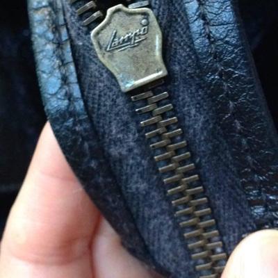 巴黎世家機(jī)車包拉鏈鑒定指南 學(xué)會辨別真?zhèn)危判膸Щ丶? />
</span>
<span id=