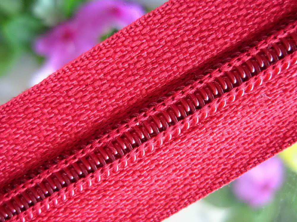 拉鏈 細(xì)節(jié)處的時尚與品質(zhì)——走進(jìn)廣東冠業(yè)拉鏈服飾